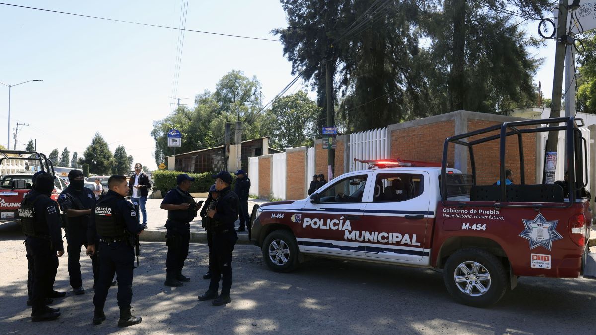 Padres de familia protestan en primaria de San Pedro Cholula por presunto abuso a menores 