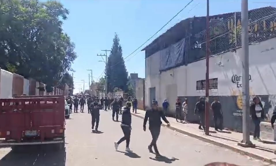 Al toque de campanas amagan con linchar a conserje de primaria en Cholula por supuesto tocamiento a alumnas