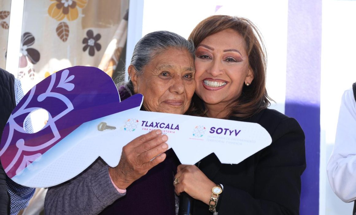 Gobernadora de Tlaxcala entrega 49 viviendas dignas para mejorar la calidad de vida