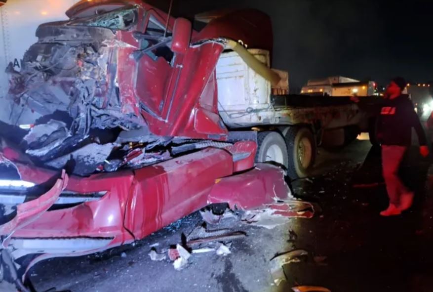 Choque entre tres tráileres provoca caos vial de 10 km en San Juan del Río