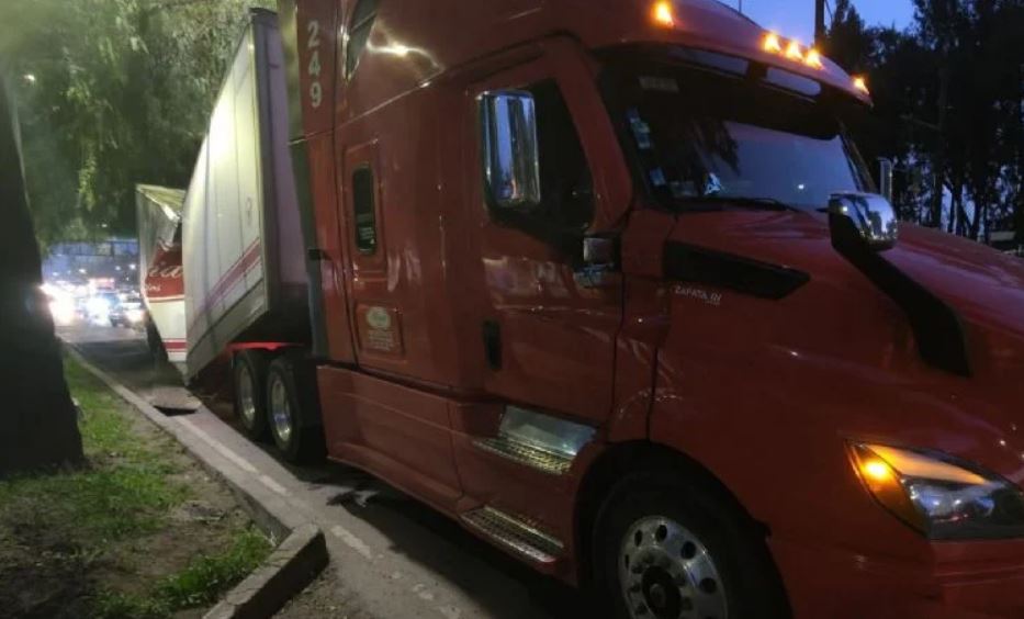 Tráiler partido bloquea calzada Zaragoza y provoca tráfico en Iztapalapa