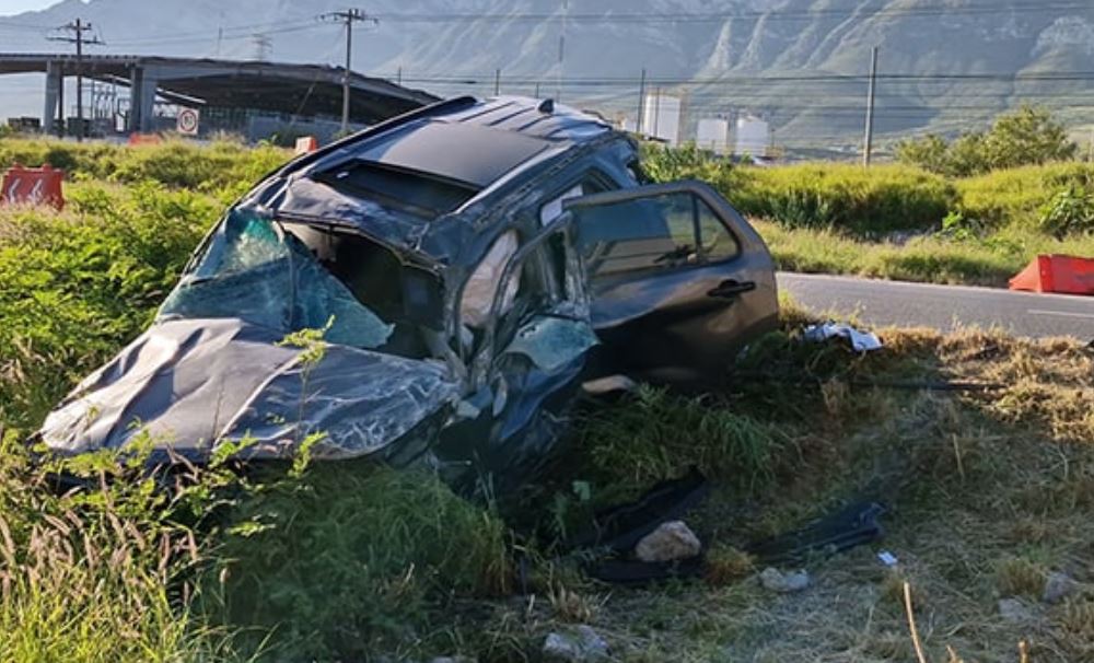 Conductor sobrevive a volcadura en carretera Saltillo-Monterrey con lesiones leves