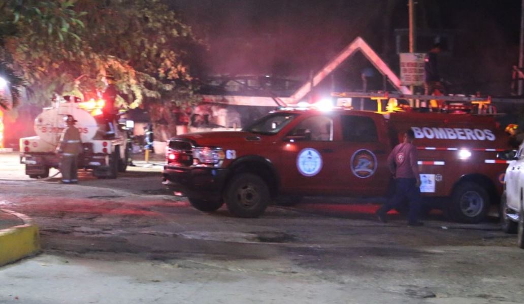 Incendio consume La Cabaña en Acapulco; sin heridos ni fallecidos