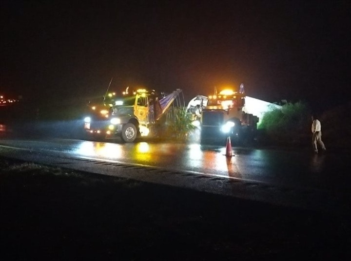 Volcadura en autopista Orizaba-Puebla causa cierre y daños materiales graves