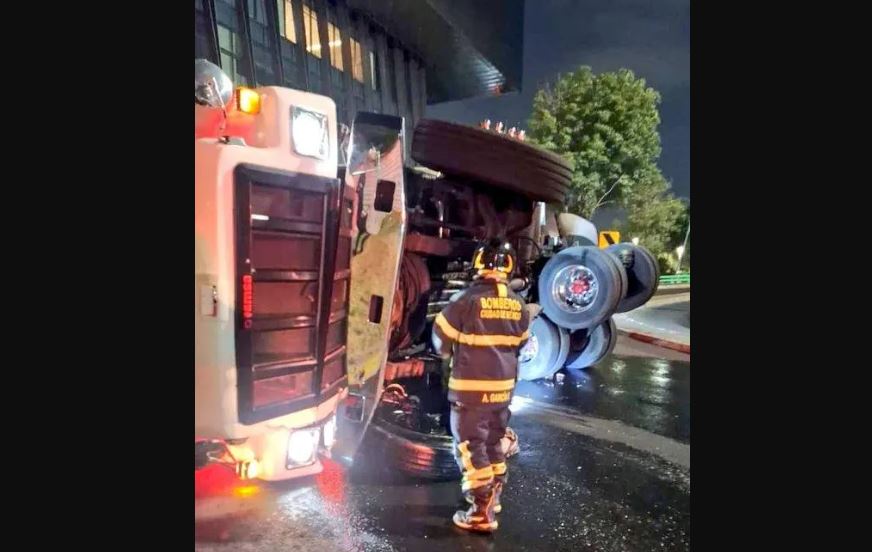 Volcadura de pipa con 45 mil litros de agua en Álvaro Obregón, CDMX