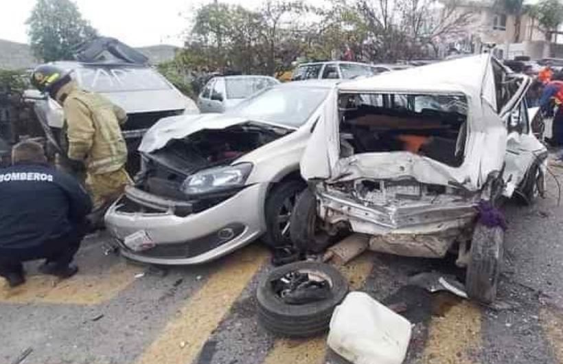 Aparatoso accidente en la carretera Puebla-Tehuacán deja dos heridos