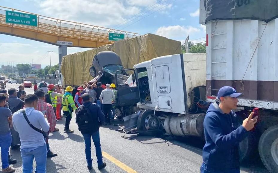 Fuerte carambola en la autopista México-Puebla provoca caos vial y heridos