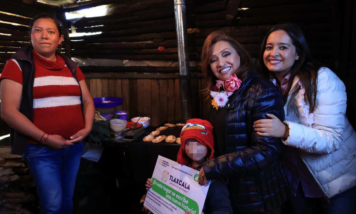 Gobernadora Cuéllar Cisneros entrega estufas ahorradoras para el bienestar de Tlaxco