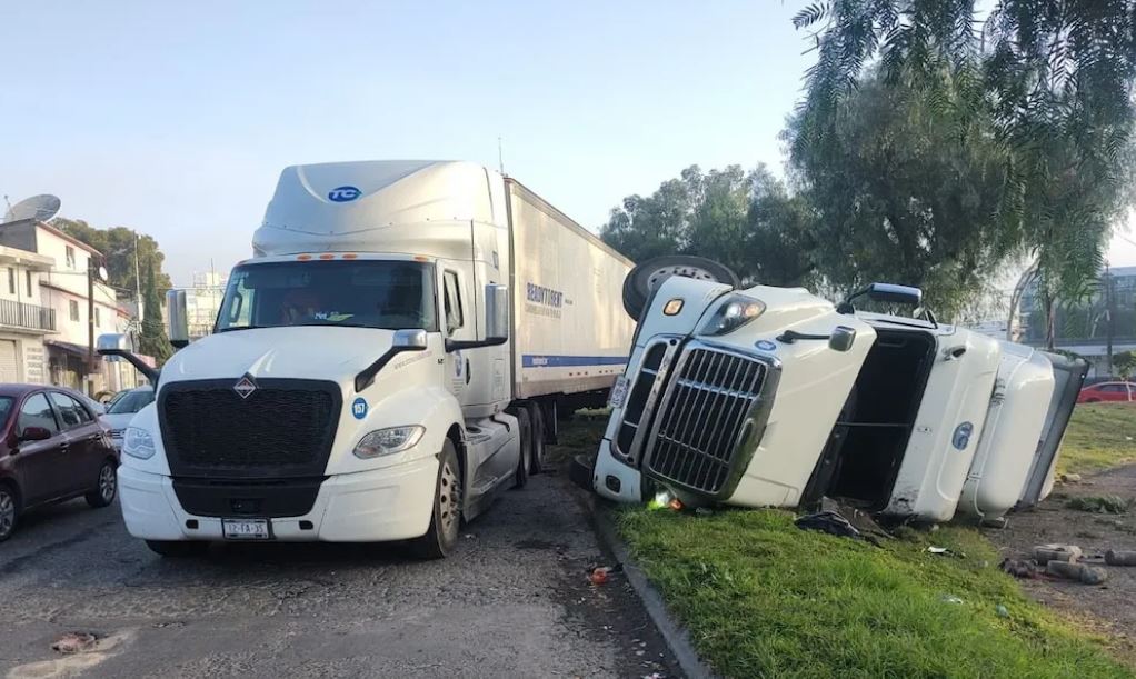 Vuelca tráiler en López Portillo y moviliza autoridades en Edomex