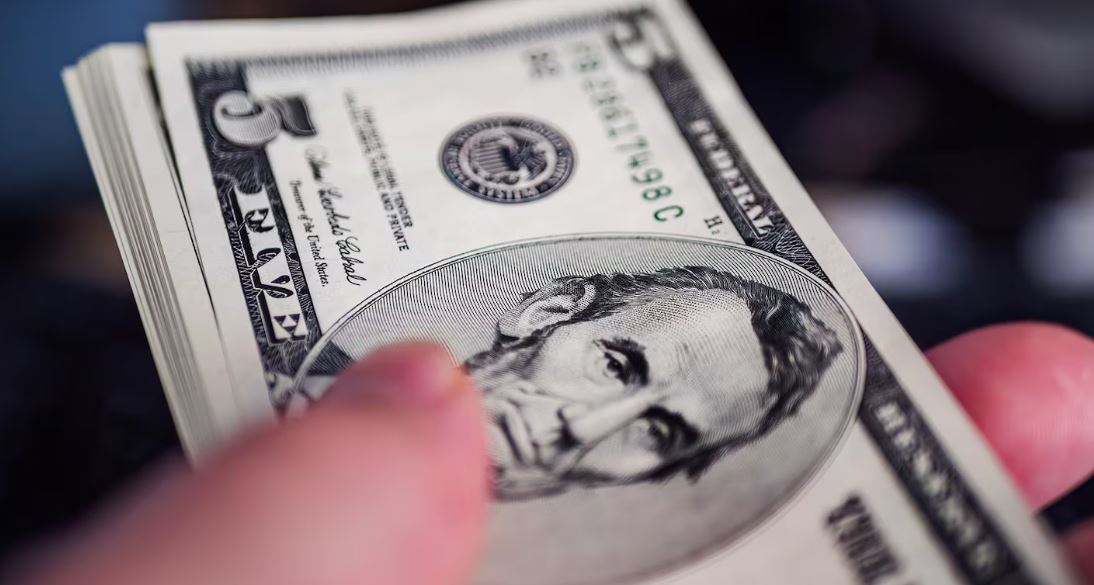 Peso mexicano cae tras alza de inflación; dólar se vende en 20.33 pesos