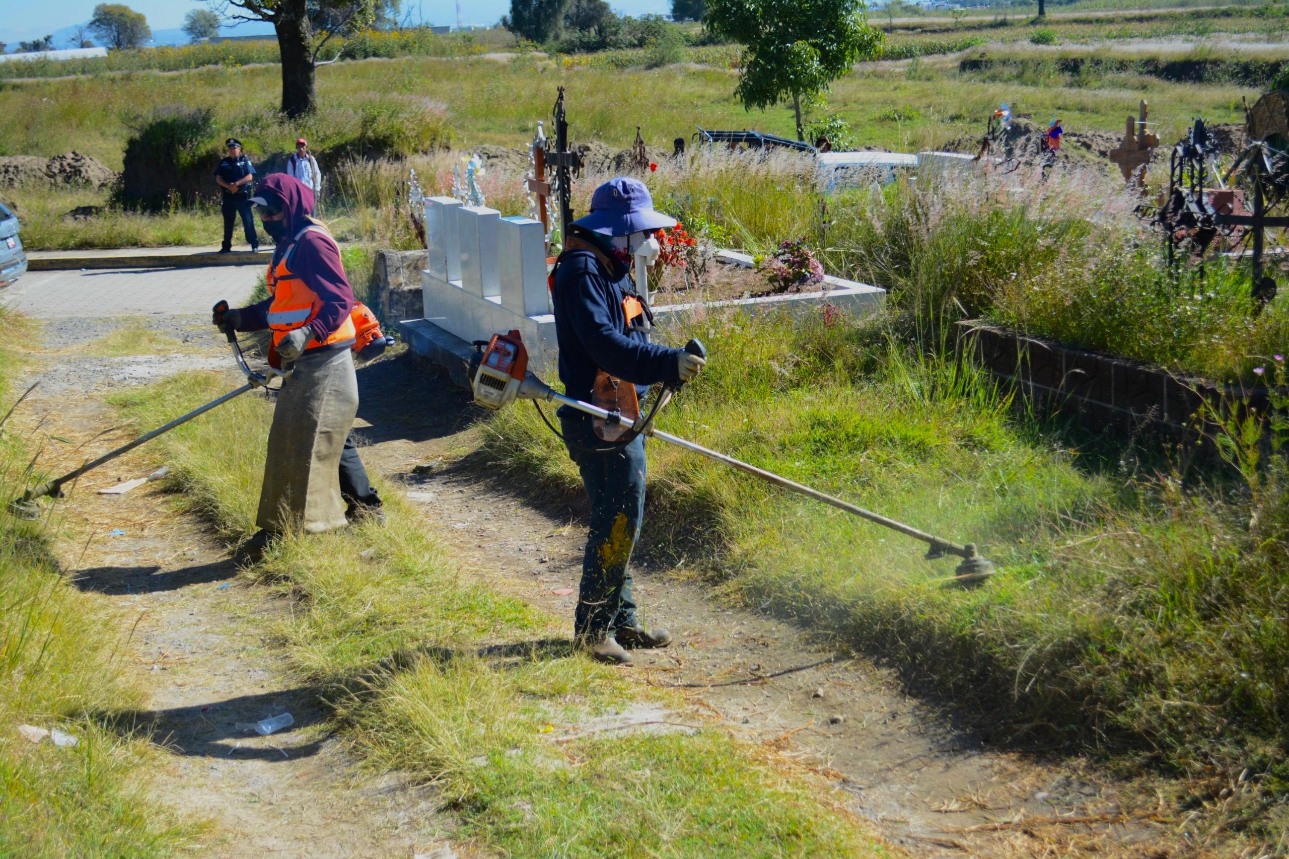 Inicia Armando Aguirre limpieza de panteones de Coronango