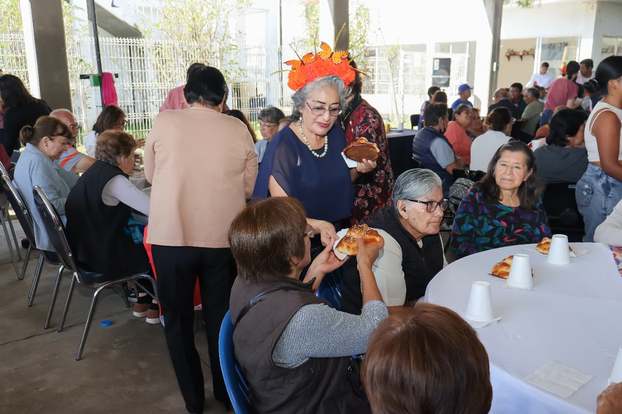 Desayuno en conmemoración del Día de Muertos para adultos mayores en Casa del Abue Cholula