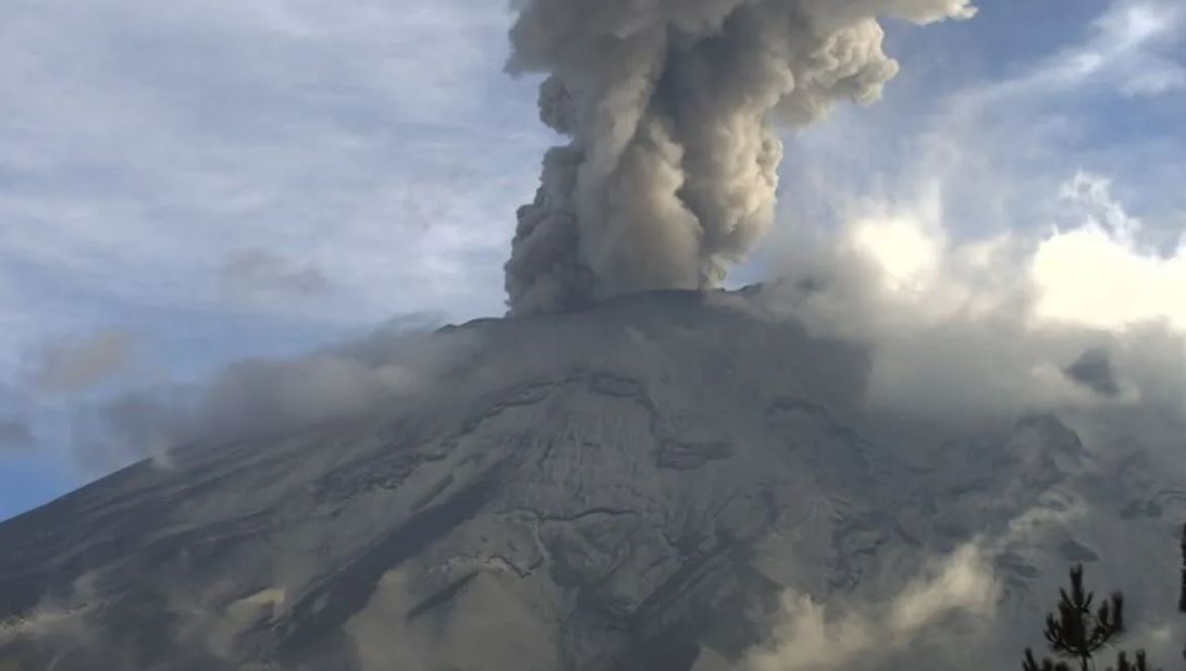 Popocatépetl emite ceniza y material incandescente: municipios afectados