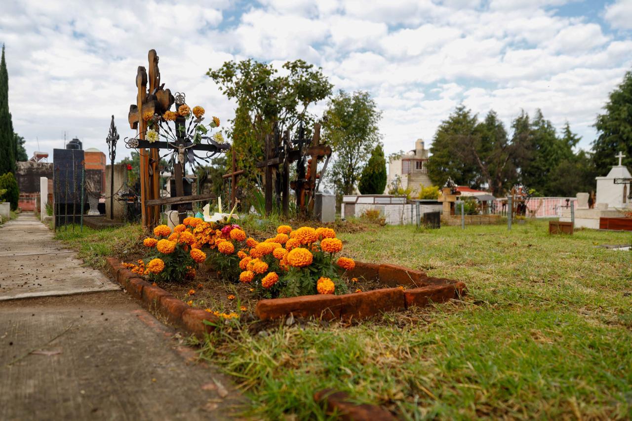 Celebraciones del Día de Muertos: Preparativos en los panteones de Tlaxcala  
