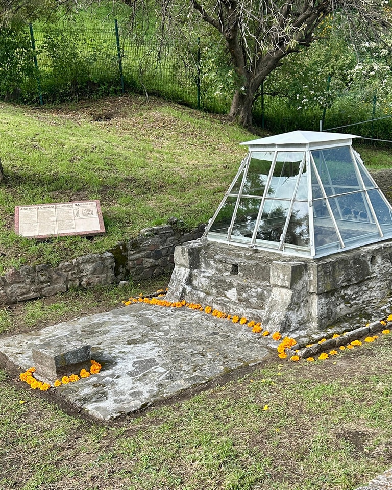 Conmemoración del Día de Muertos en Cholula: Apertura del Altar de los Cráneos Esculpidos