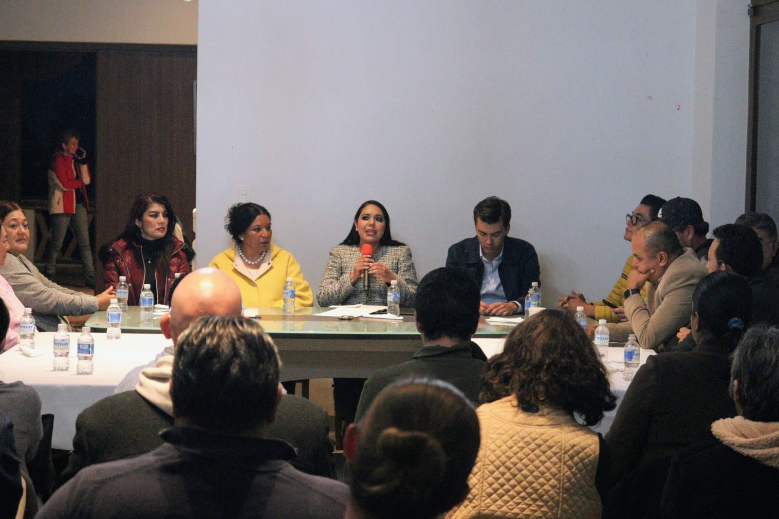 Tonantzin Fernández escucha necesidades de presidentes de fraccionamientos de Zerezotla