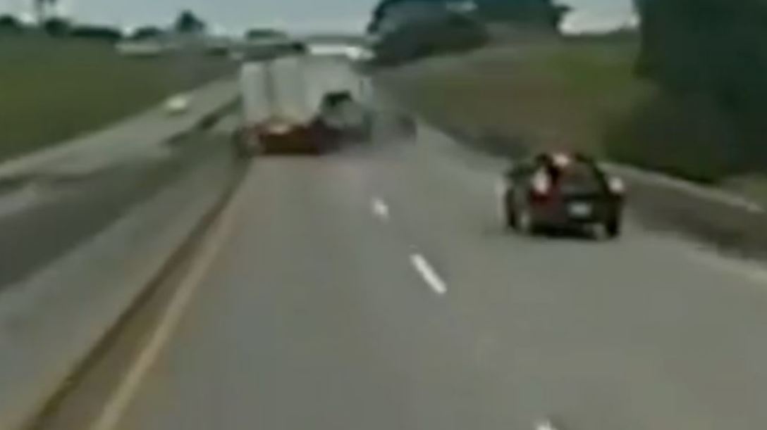 Tráiler vuelca en la Autopista Veracruz-Puebla: 4 heridos y caos