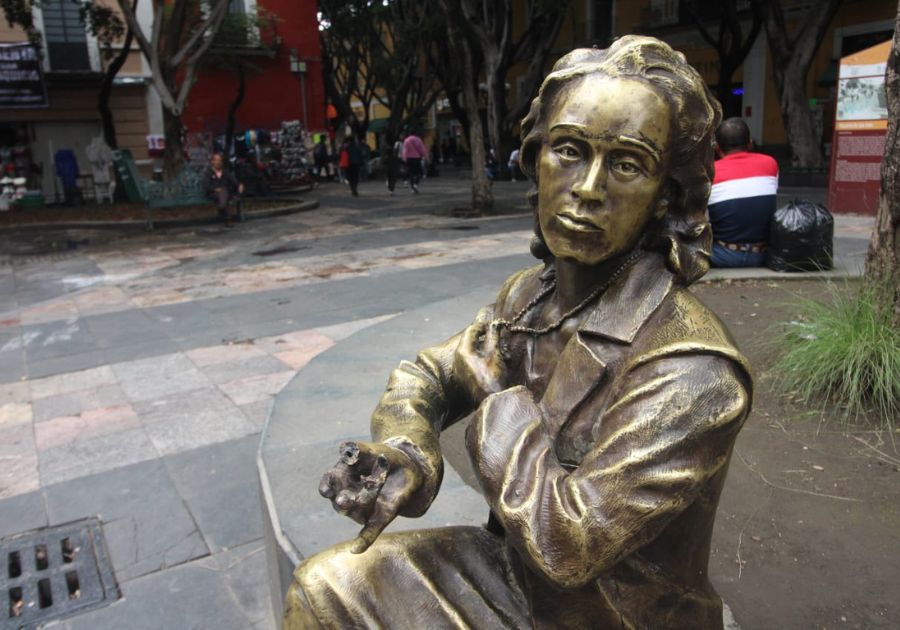 Puebla, Pue.- Este fin de semana, la escultura de la escritora poblana Elena Garro, ubicada en el parque de San Luis, fue objeto de un nuevo acto de vandalismo. Los agresores, aún no identificados, arrancaron de las manos de la figura el libro de cobre que sostenía y le mutilaron dos dedos, dejando el monumento visiblemente dañado.  Este incidente ha generado indignación entre los ciudadanos, quienes han manifestado su molestia a través de redes sociales, exigiendo al Ayuntamiento de Puebla una mayor protección a los monumentos históricos. Este no es el primer ataque a la escultura, que ya había sido vandalizada en agosto, sin que se implementaran medidas de protección adicionales.  A pesar de contar con vigilancia en la zona, los ataques a estatuas y monumentos en el centro de Puebla han aumentado en los últimos años. La escultura de Garro, parte del proyecto de rehabilitación del corredor cultural 5 de Mayo, ha sido uno de los blancos recurrentes de este tipo de incidentes.  Hasta ahora, el Ayuntamiento de Puebla no ha informado sobre las acciones que tomará para restaurar la obra ni sobre los avances en las investigaciones para dar con los responsables de estos actos.