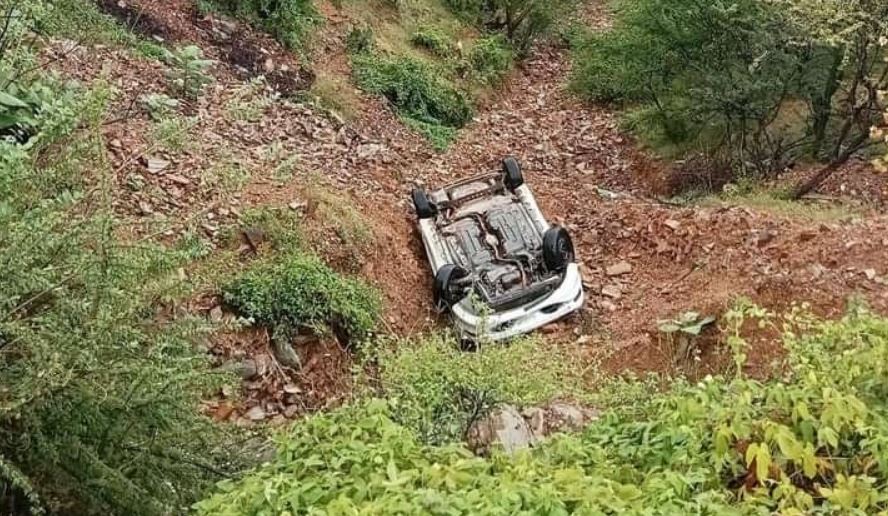 Milagro en Acatlán: Vehículo cae 20 metros en un barranco y ocupantes ilesos