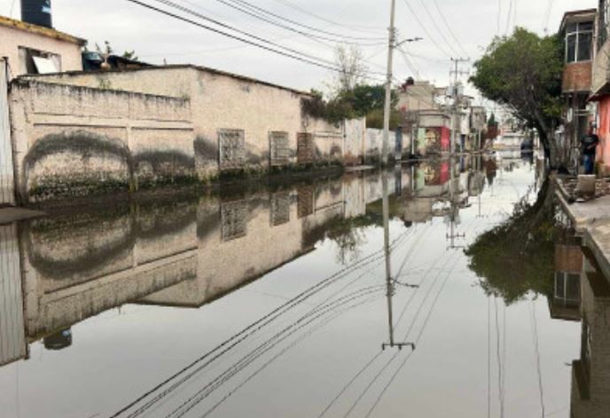 Fuertes lluvias provocan encharcamientos en Chalco; vecinos piden solución