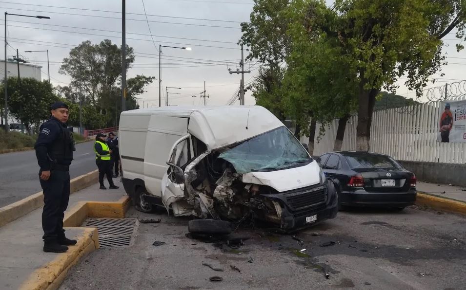 Fuerte accidente en carretera Lago de Guadalupe bloquea tránsito en Tlalnepantla