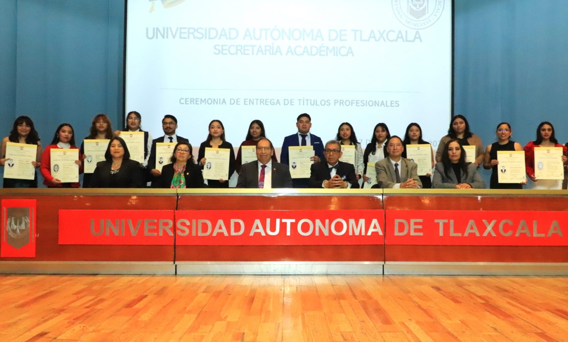 UATx entrega títulos y lanza nueva Licenciatura en Inteligencia Artificial