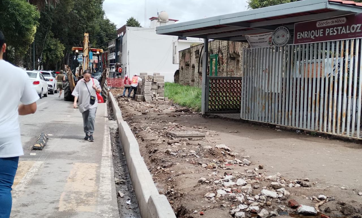 ¡Urgente! La rehabilitación de banquetas en el IPN Tlaxcala pone en riesgo a los alumnos