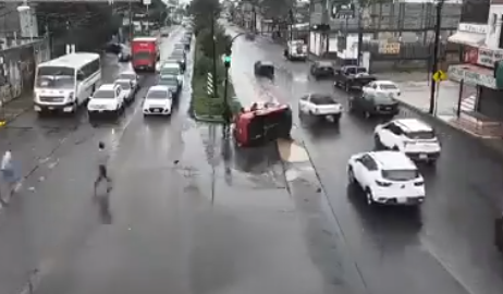 Accidente por bache en Puebla resalta deficiencias viales: conductor volcó, pero resultó ileso