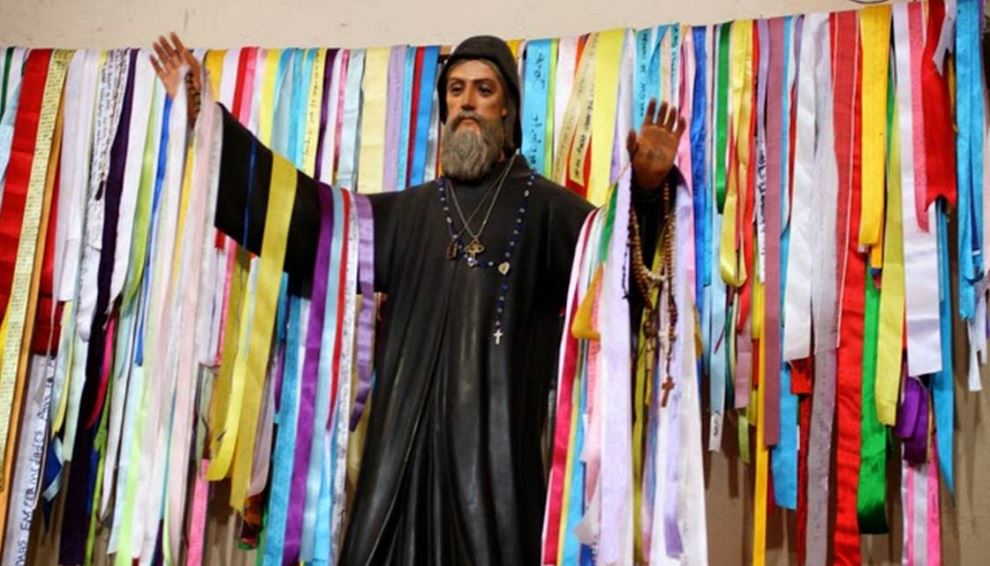 La devoción a San Charbel en México: Milagros, listones y aceite bendito