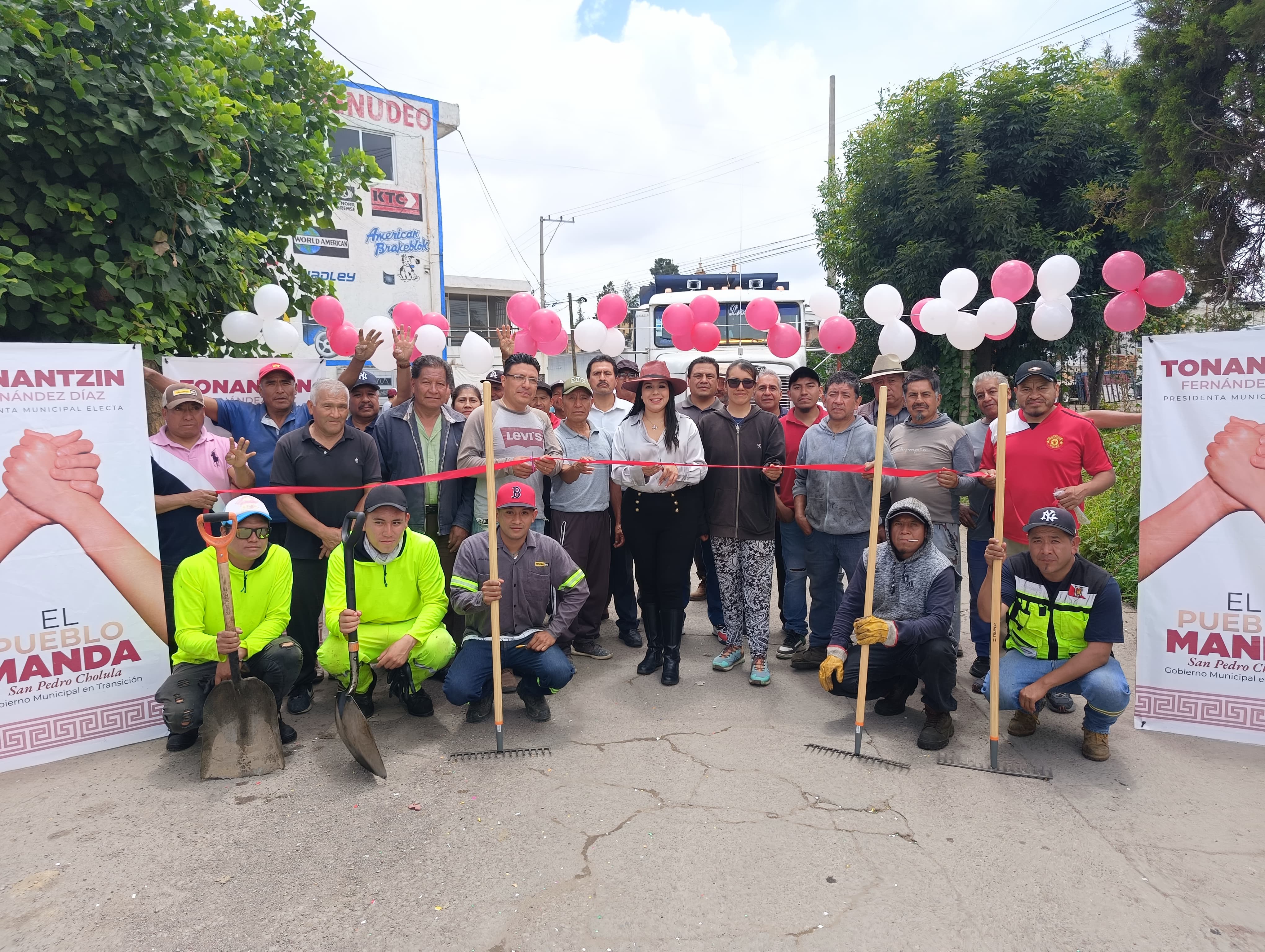 Tonantzin Fernández apoya a cholultecas de San Diego Cuachayotla para carrera ciclista internacional