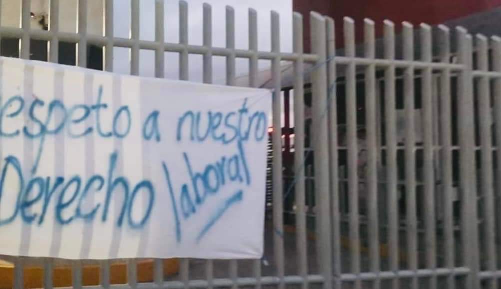 Protestan ex trabajadores de la UPTx, impiden acceso a alumnos