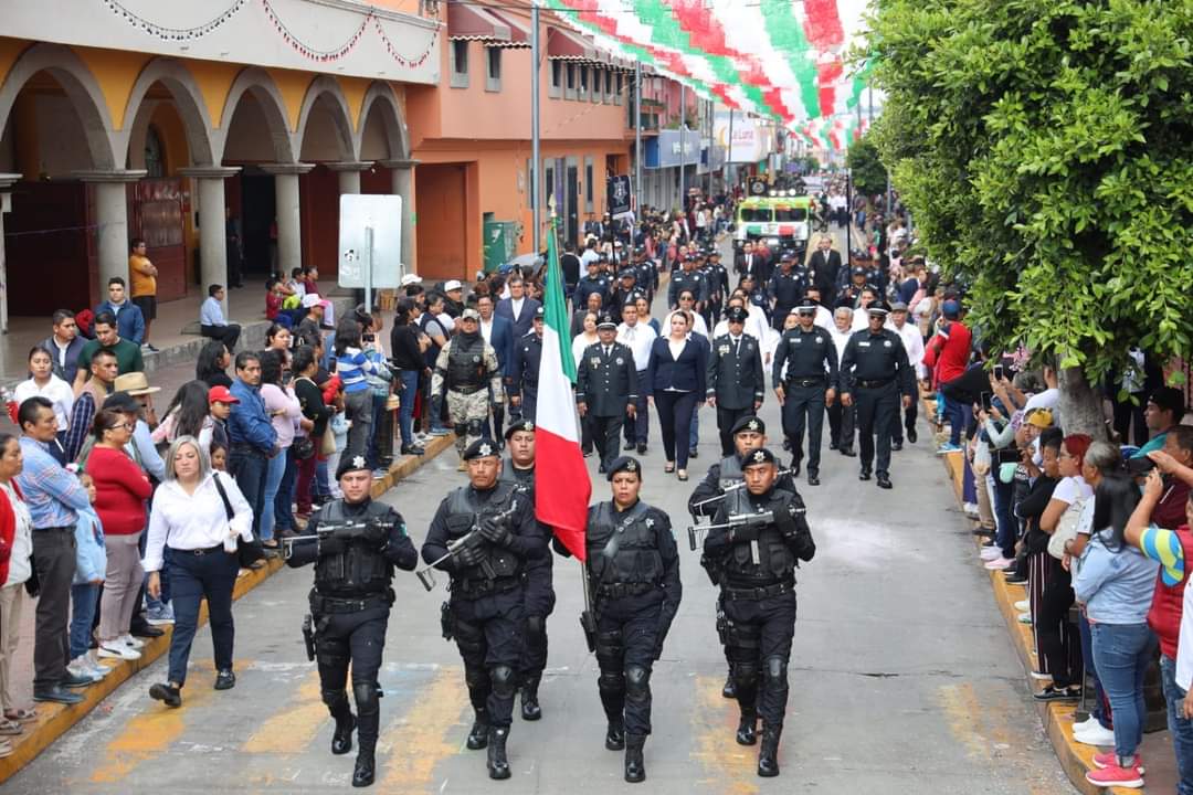 Participaron 10 escuelas en desfile cívico de Chiautempan