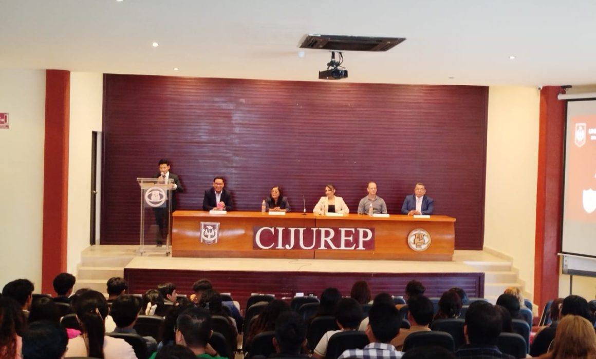 Empieza con el pie derecho, conferencia a estudiantes de la UATX