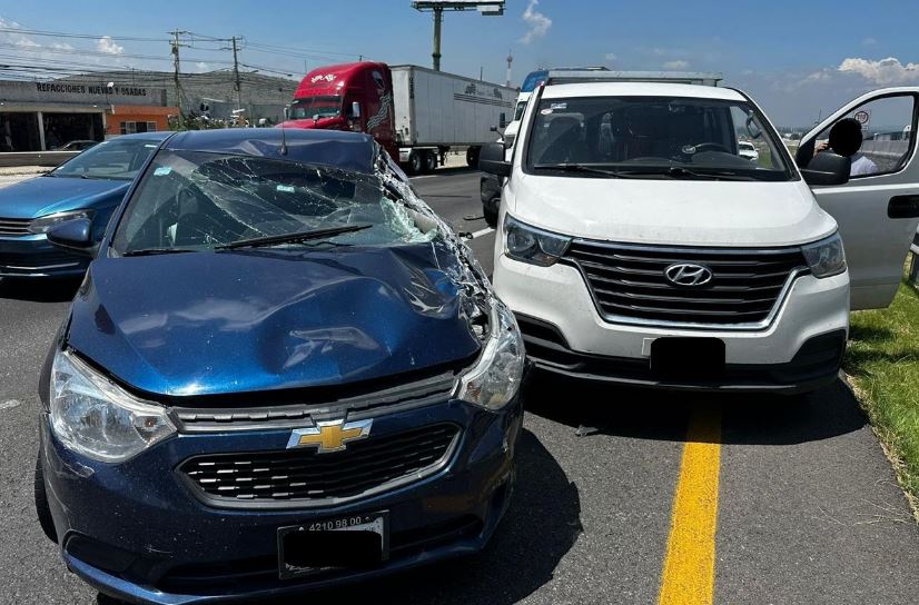 Carambola en la carretera México-Querétaro deja daños, pero sin heridos