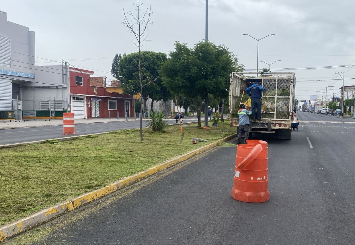 Permanente mantenimiento de áreas verdes en San Pedro Cholula