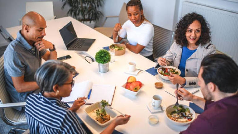 Ley Federal de Trabajo: ¿Puedes salir temprano de trabajar sino tomas tu hora de comida?