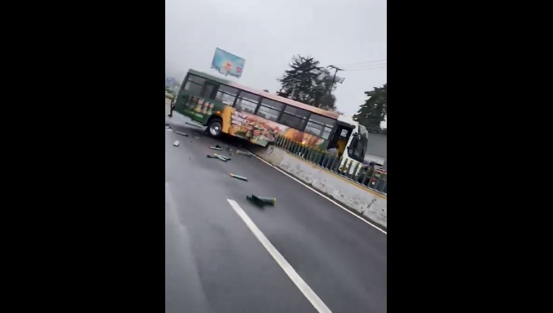 Accidente en México-Toluca: microbús se impacta y provoca caos vial
