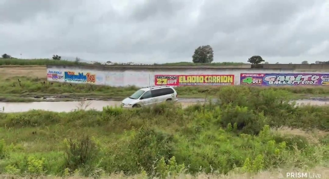 Camioneta Voyager gris desvalijada y atascada en Prolongación San Lorenzo