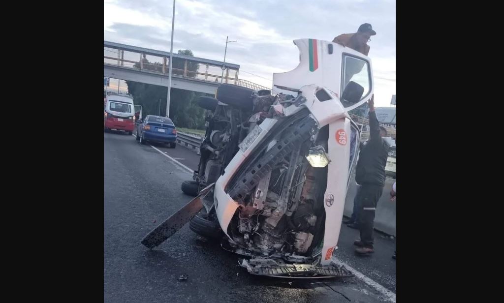 Volcadura de transporte público en la México-Pachuca sin heridos graves