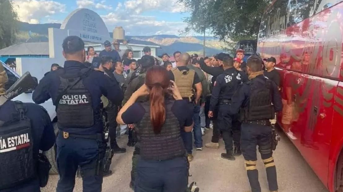 Interceptan y queman autobuses con más de 100 turistas en narcobloqueo en Durango