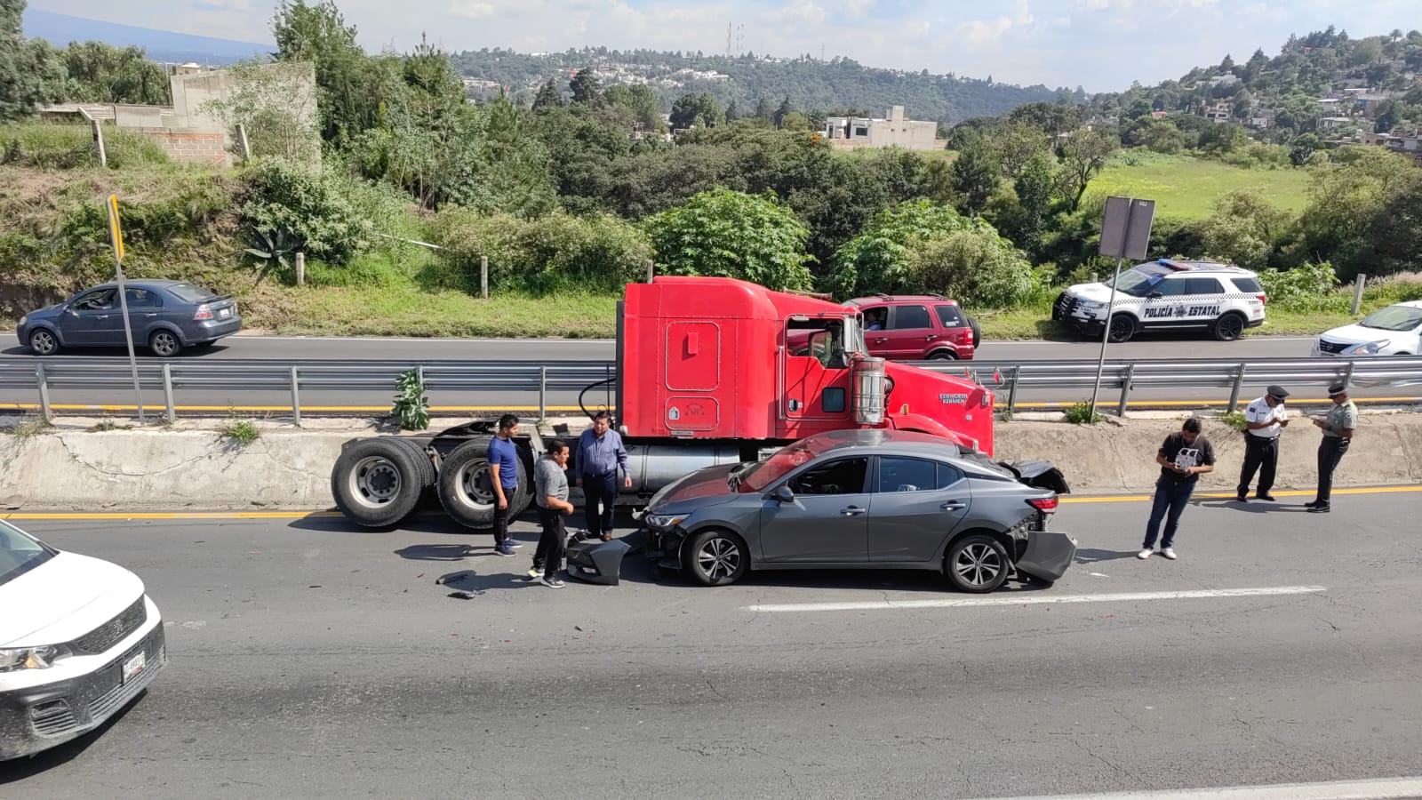 Tres lesionados en colisión múltiple en Tepeticpac