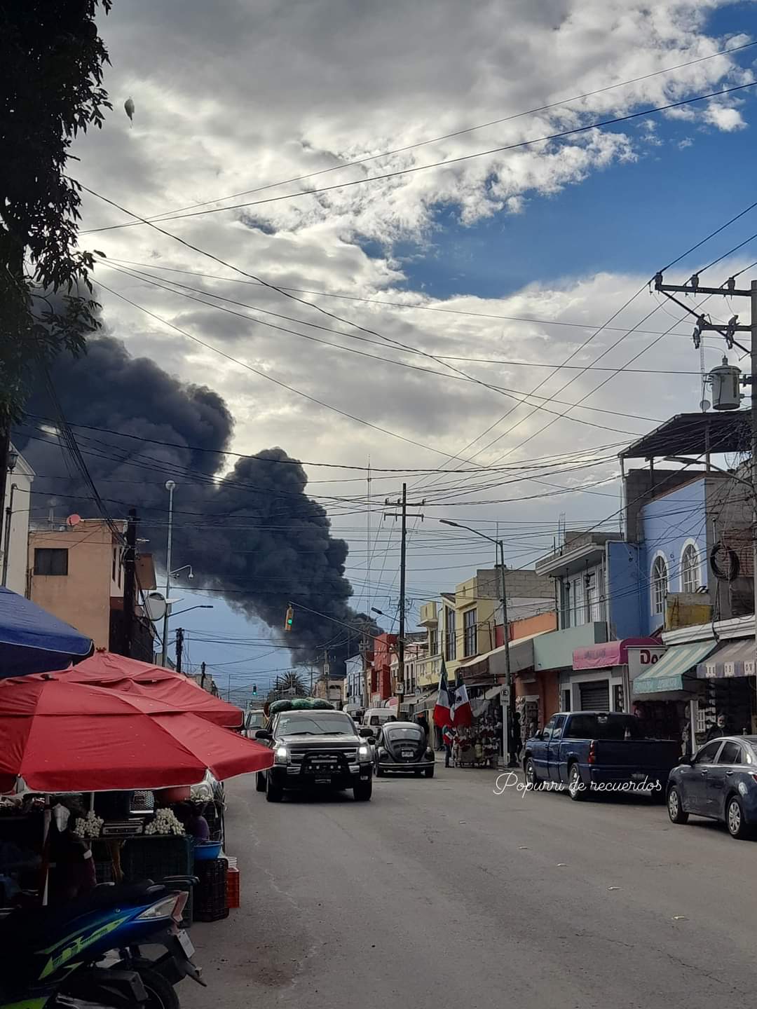 Fuerte incendio consume nave y 4 bodegas en Calpulalpan
