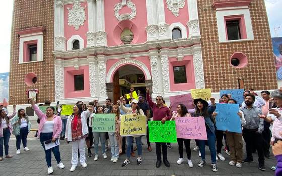 Marchan estudiantes morenistas en defensa de reforma al PJ en Tlaxcala