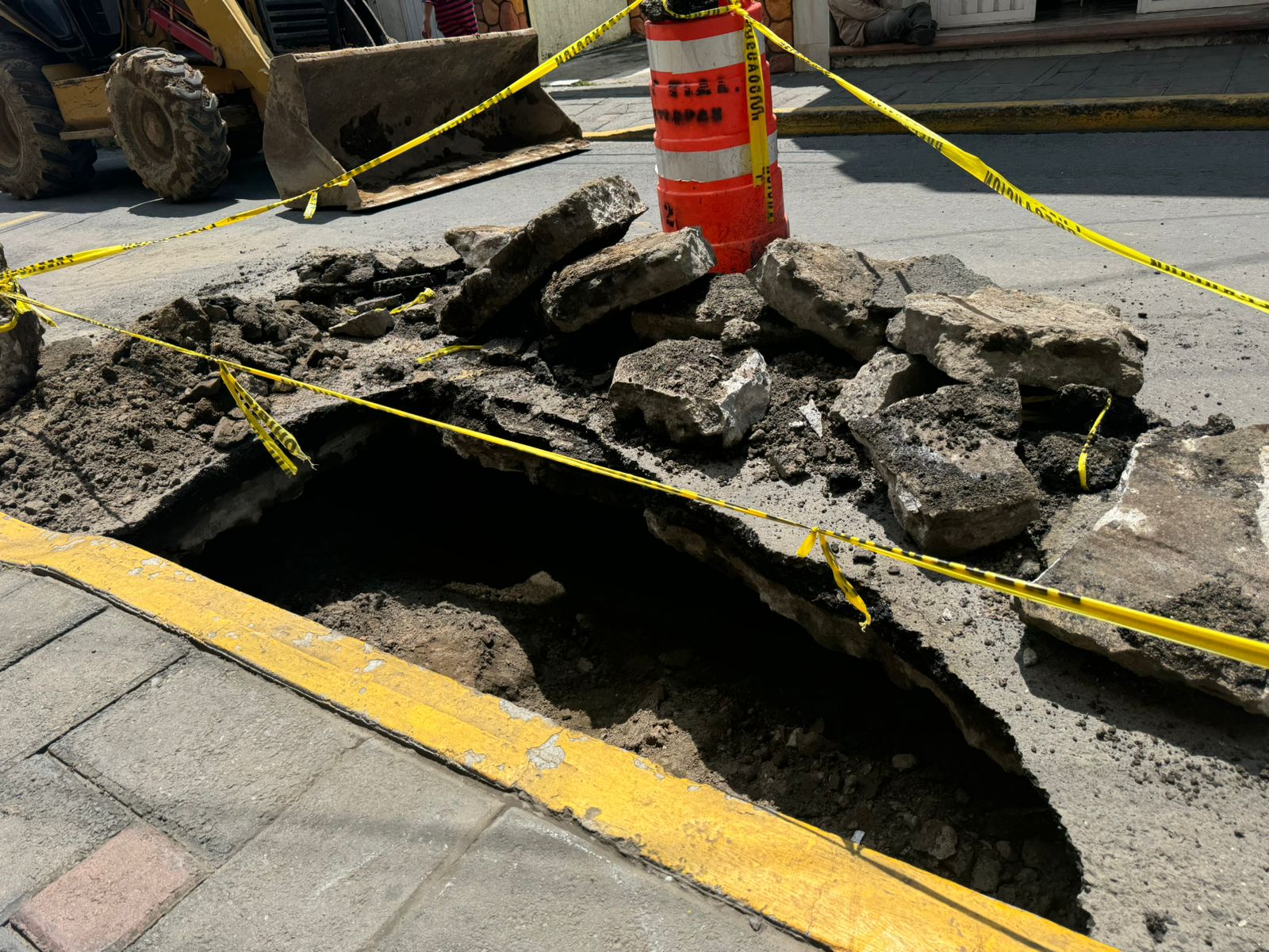  Reparan socavón en centro de Santa Ana, permanecerá cerrada la vialidad tres días