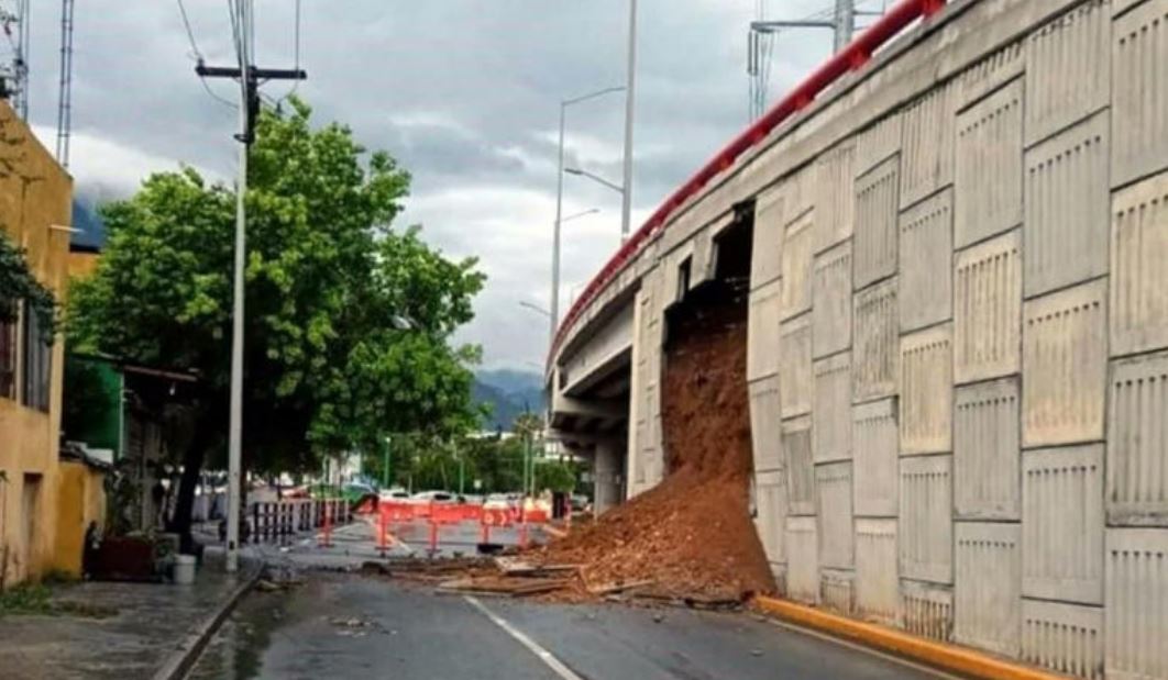 Colapsa puente en San Pedro Garza: lluvia y daños estructurales lo derriban