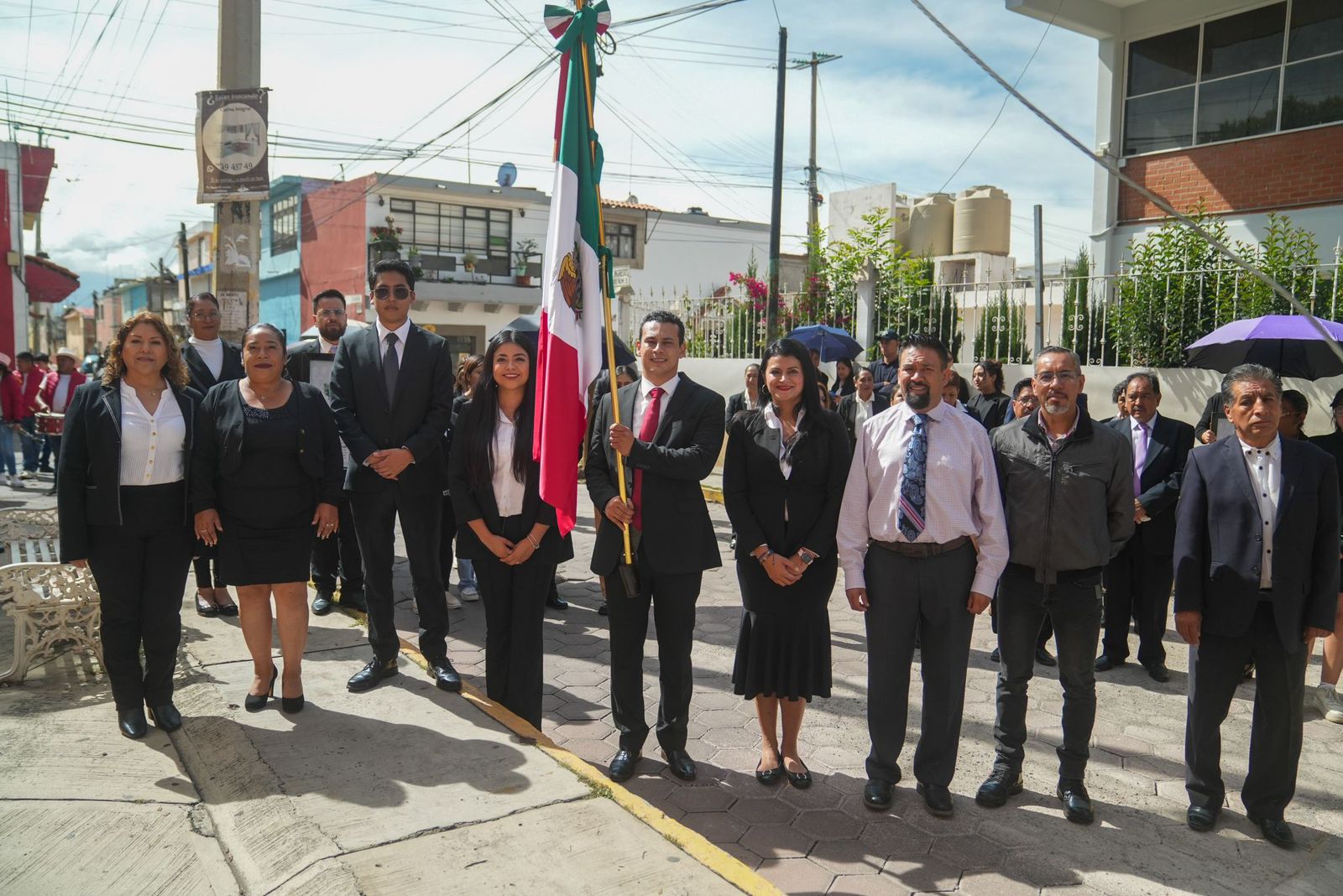 Azaín Ávalos da inicio a las fiestas patrias en Apetatitlán con pega de Bando Solemne