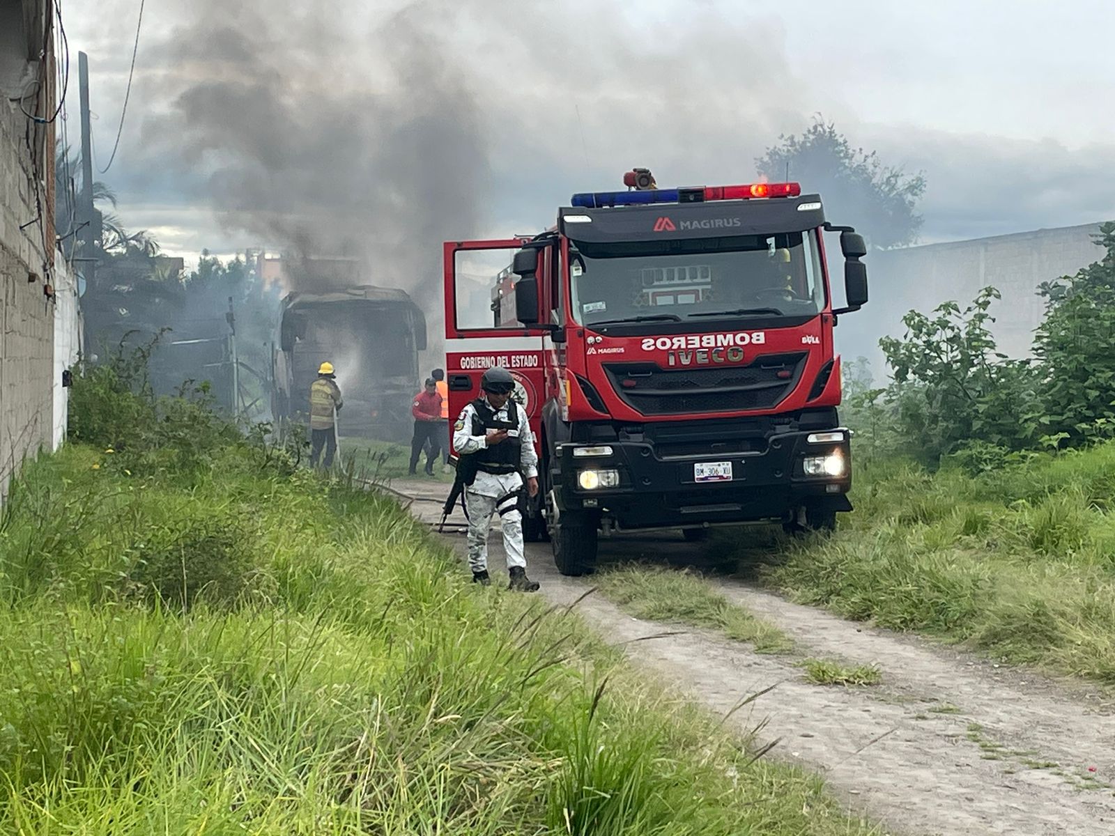 Falla mecánica provoca fuerte incendio en autobús de turismo en Zacatelco
