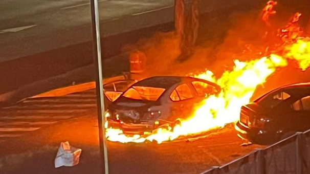 Cadáver abandonado en vehículo incendiado frente al C5 en Puebla; Fiscalía inicia investigación