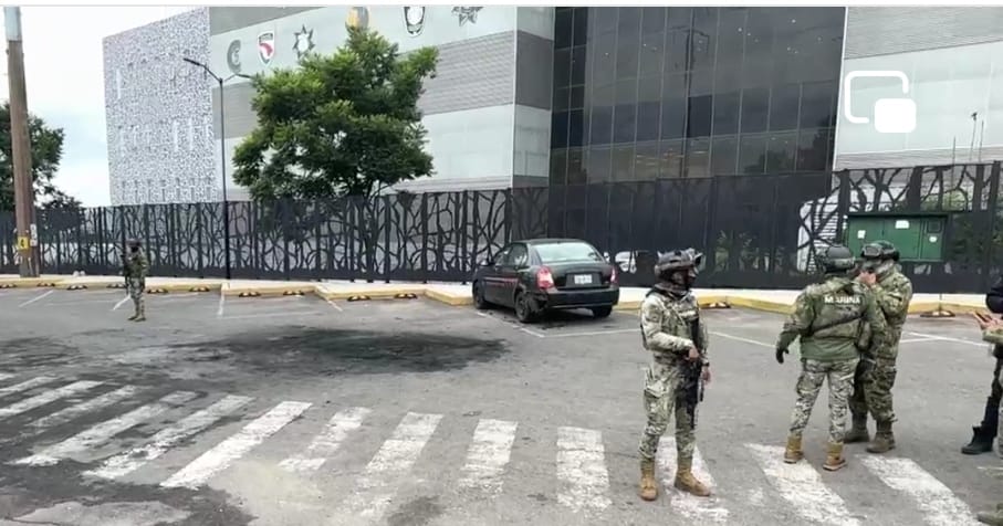 Dejan hielera con presunto cuerpo humano y prenden fuego a vehículo frente al C5 en Cuautlancingo