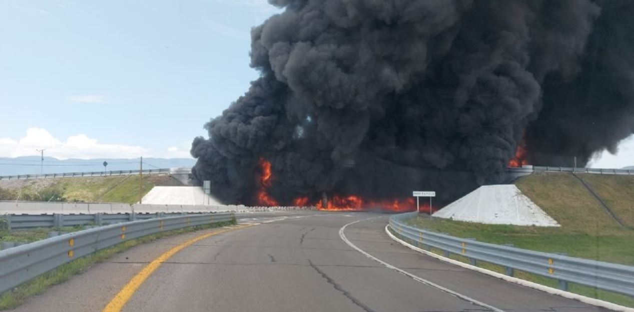 Explosión de pipa en la autopista Guadalajara-Colima deja un muerto y caos vial